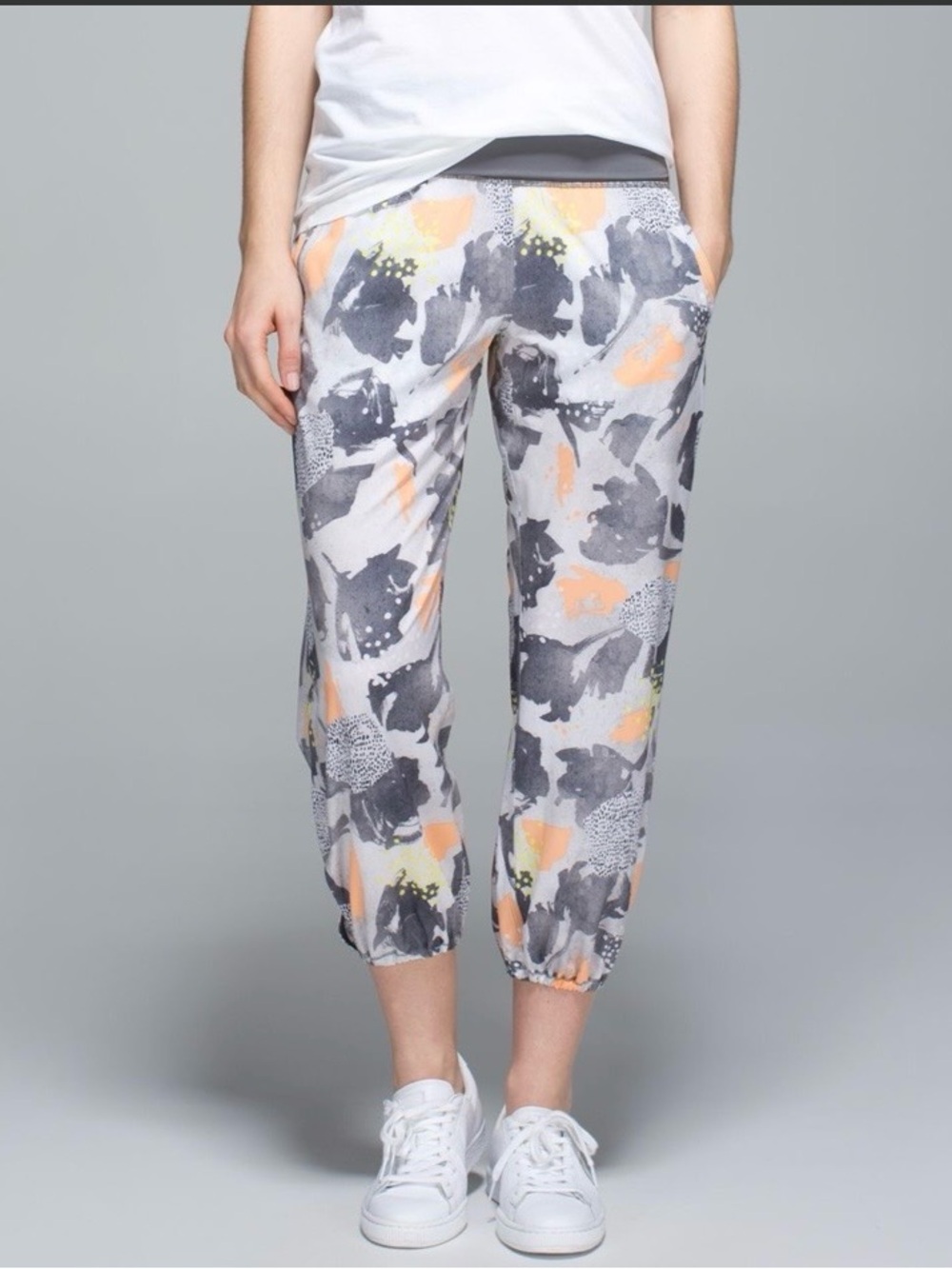 Lululemon Om Pant Mini Art Pop White Multi / Slate Size 10 VGUC